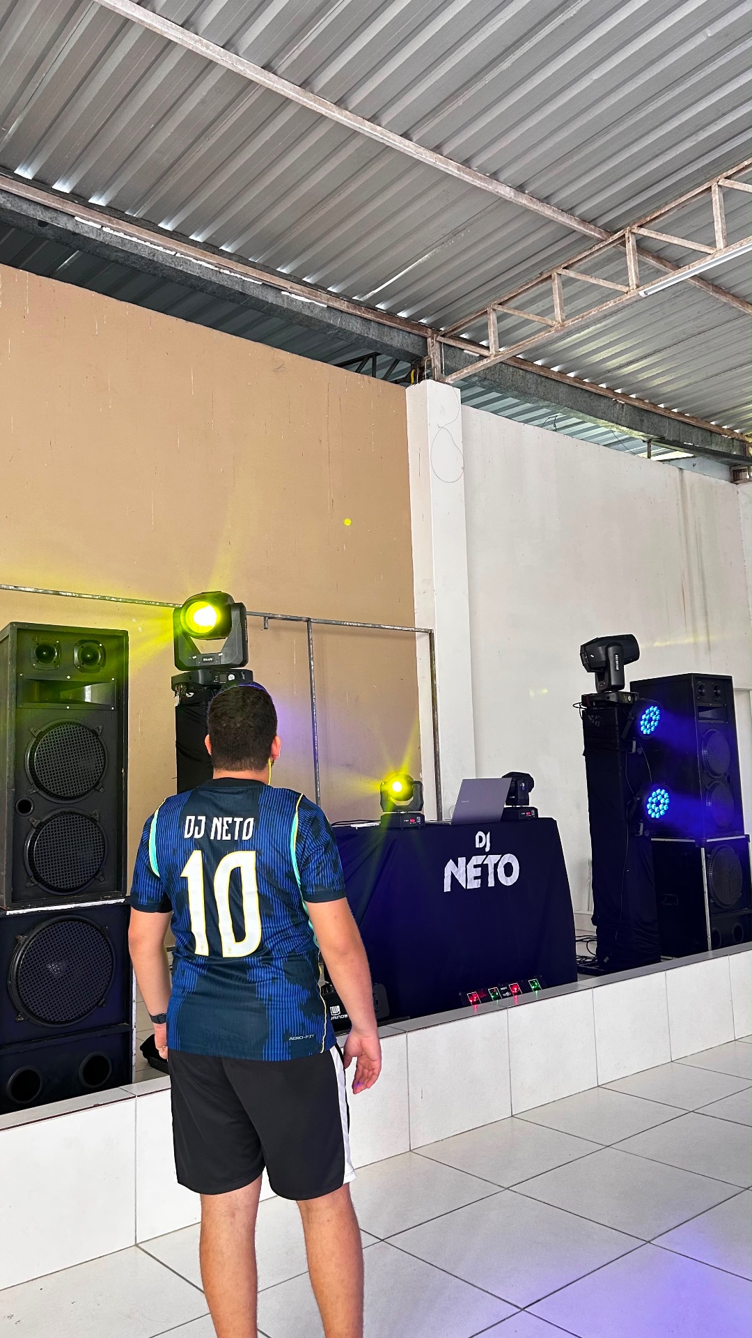 DJ Neto preparando a estrutura de som e iluminação